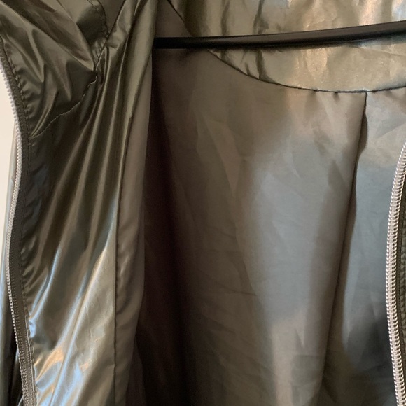 A new modern outwear that has a very cool color - Picture 7 of 8